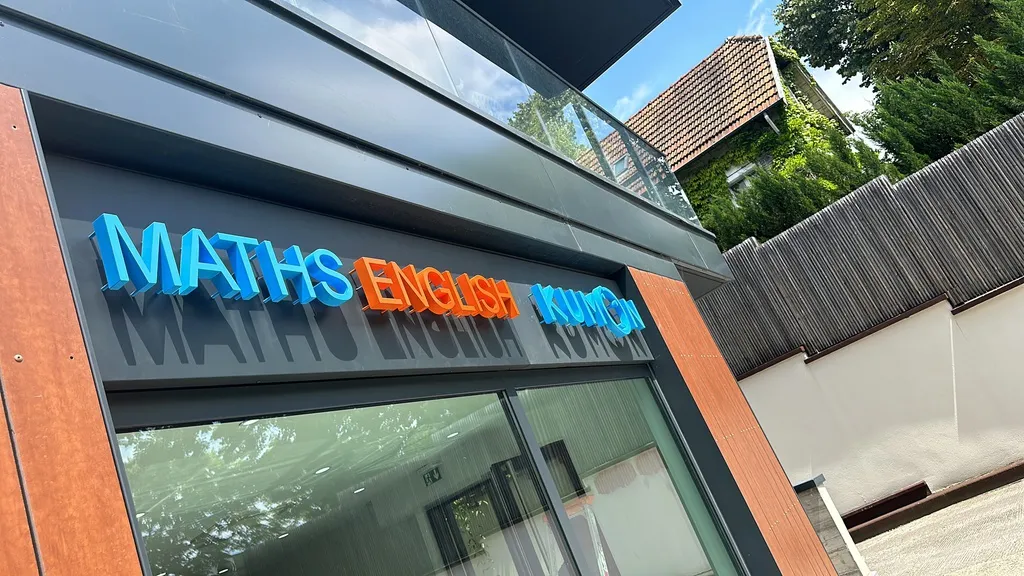 MH Cuisines — Néon LED & caisson