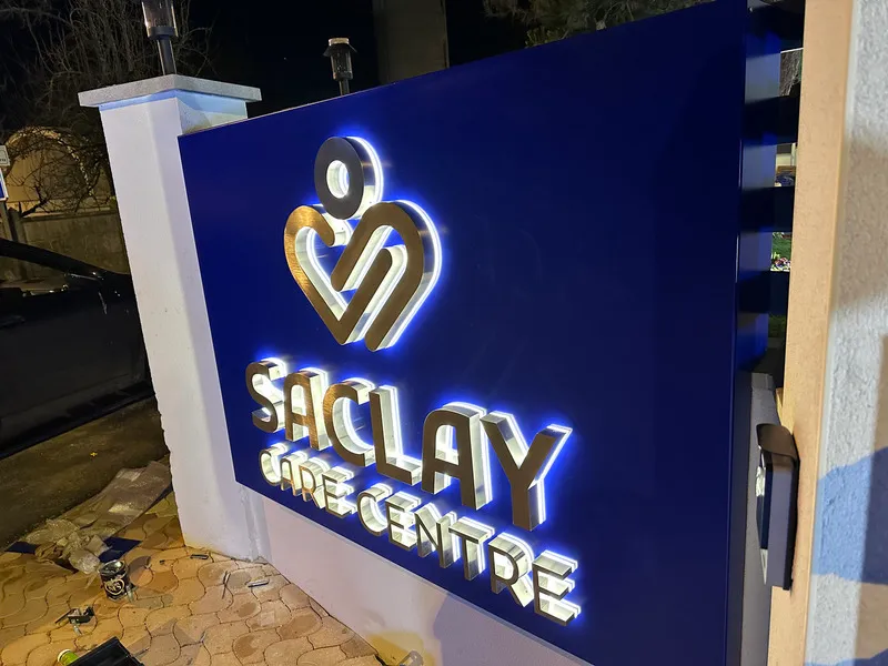 Saclay Care Centre — Lettres rétroéclairées